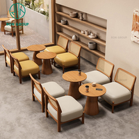 Vente chaude Cafe Tea Shop Tables en bois commerciales et chaises rembourrées Sièges de stand personnalisés Ensembles de meubles de restaurant