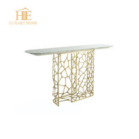 Table d'angle moderne en marbre de designer italien haut de gamme pour hall d'entrée de villa de luxe, mobilier en laiton personnalisé pour hôtels de luxe