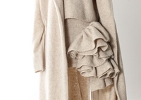 Ensemble trois pièces OUDINA : jupe plissée brodée, cardigan long en maille ample et pull pour femme – Tenue élégante
