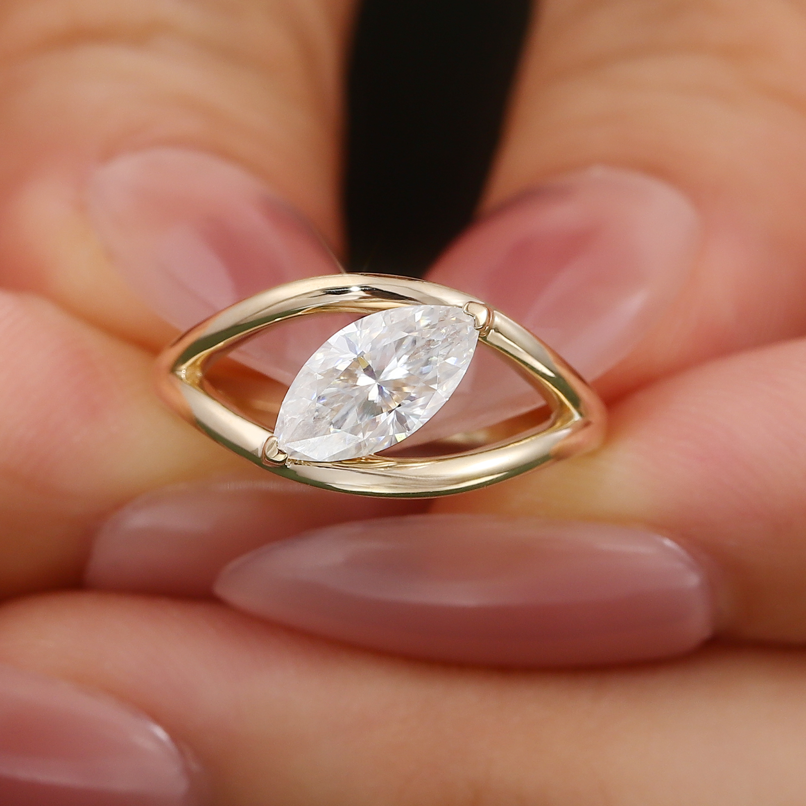 Bague en or massif 14 carats avec diamant de laboratoire.