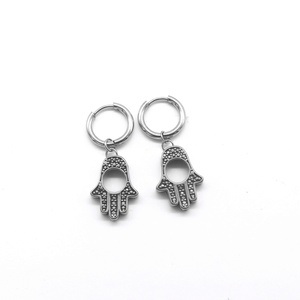 Pendientes de aro Huggie para hombre de acero inoxidable 316L chapados en oro, hipoalergénicos, con dije de mano Hamsa grabado, perforados, estilo vintage, regalo - Product Image 2