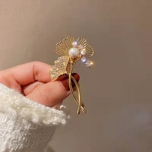 Broche perle dorée unique de luxe en gros Broche décorative pour costume de femme haut de gamme - Product Image 1