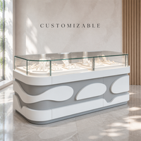 Vitrine de présentation de bijoux en verre incurvé LED minimaliste sur mesure, comptoir îlot pour bijouterie et salle d'exposition