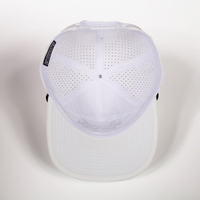 Casquette de sport à visière plate en polyester blanc respirant avec logo tissé personnalisé OEM, 7 panneaux, découpe au laser, trous perforés, fermeture à pression