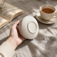 Bol à matcha en céramique blanche avec bec verseur Katakuchi, finition côtelée, logo personnalisé pour cérémonie du thé et coffret cadeau