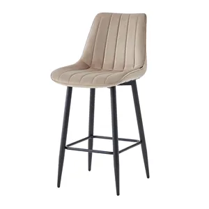 <span class=keywords><strong>Tabouret</strong></span> <span class=keywords><strong>de</strong></span> <span class=keywords><strong>bar</strong></span> élégant et luxueux en <span class=keywords><strong>velours</strong></span> <span class=keywords><strong>taupe</strong></span> avec pieds en métal - Product Image 1