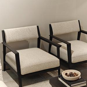 Sillón Clásico Personalizable Hecho a Mano con Tapicería de Tela Bouclé y Estructura de Madera Maciza - Product Image 3