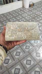 Charme exquis sur mesure de notre pochette incrustation de nacre et son design structuré assure la durabilité. Idéal pour les mariées - Product Image 4