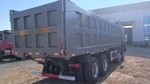 Camion benne basculante d'occasion Sinotruk Howo 371 8x4 pour le transport en sortie d'usine - Product Image 5