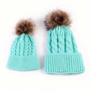 Gorro de Invierno Tejido a Mano para Mamá e Hija, para Mujeres, Hombres, Niñas, Niños y Bebés, con Pompón de Piel Sintética - Product Image 4