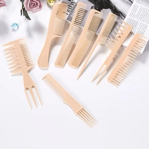 Một bộ 8 công cụ làm tóc bao gồm lược và bàn chải có tay cầm bằng nhựa để tạo kiểu và cắt tóc. - Product Image 5