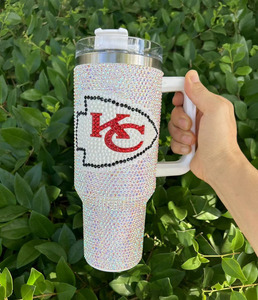 แก้วน้ำสแตนเลสสุญญากาศ 40 ออนซ์ ลายทีมฟุตบอล 14 สี ประดับคริสตัลวิบวับ พร้อมหูจับ สำหรับใช้ในออฟฟิศ ลายทีมแคนซัส ชีฟส์ - Product Image 2