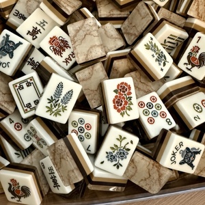Juego de Mahjong de Acrílico de 4 Capas en Colores Claros, Mahjong Americano con Números en Inglés, Fichas de Mahjong Estilo Americano - Product Image 1