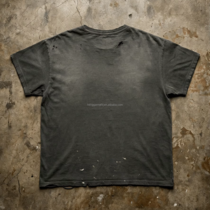 Camiseta de algodón personalizada para hombre, estilo vintage, con efecto desgastado, dobladillo deshilachado, detalles destruidos y pedrería. - Product Image 2