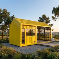 Maison préfabriquée jaune en conteneur avec toit en pente, chalet modulaire pour location de vacances en station balnéaire