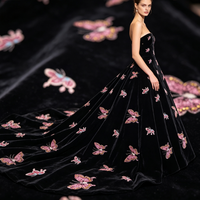 Tissu en velours noir avec broderie papillon en sequins roses, matériau en velours brodé perlé de luxe