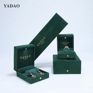 Confezionamento di gioielli in stile classico e di lusso con Logo personalizzato verde Led forma quadrata scatole di gioielli stesso velluto verde all'interno - Product Image 2