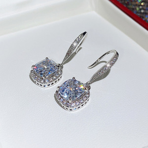 Orecchini pendenti con gancio a forma di pesce con pietra scintillante dal taglio quadrato per le donne, gioielli semplici in stile ufficio - Product Image 6