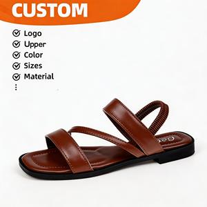 Sandales plates romaines à trois brides pour femmes, à bout carré et bride arrière élastique, pour l'été, les trajets quotidiens et la plage, vente en gros - Product Image 1