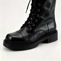 Bottes de combat montantes noires en cuir de vachette souple pour femme avec boucles multi-métalliques et lacets, talon bloc épais - Automne/Hiver, faible MOQ