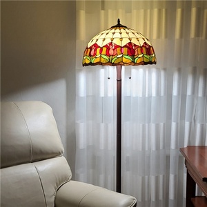 Lámpara de Pie de Vidrio Artístico Tiffany LED de 16'' con Diseño Floral de Tulipanes Estilo Campestre para Oficina, Bar, Hogar y Mesitas de Noche - Product Image 4