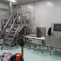 Machine d'emballage entièrement automatique pour sachets verticaux de 1 kg pour noix, noix de cajou, dattes rouges et pistaches