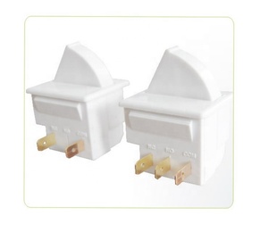 Interrupteur de porte de réfrigérateur 2 et 3 broches de haute qualité DSR-17 – <span class=keywords><strong>Pièces</strong></span> de rechange <span class=keywords><strong>pour</strong></span> l'entretien des réfrigérateurs et congélateurs - Product Image 1