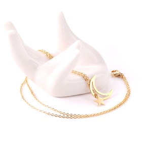 Collar con Colgante de Oro de 18k, Cadena de 18 Pulgadas con Forma de Luna y Estrella - Product Image 2
