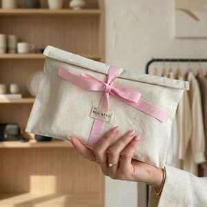 Pochette de luxe en <span class=keywords><strong>tissu</strong></span> de <span class=keywords><strong>coton</strong></span> doux avec nœud en ruban, petite pochette à bijoux, pochette textile personnalisée avec logo, prix d'usine - Product Image 1