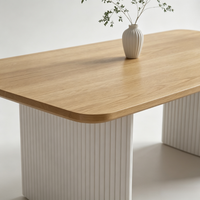 Table à manger moderne en bois massif avec plateau en céramique et base cannelée blanche en placage de frêne, mobilier minimaliste pour salle à manger.