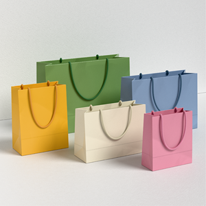 Sacs en carton kraft de luxe pour vêtements, personnalisables avec logo, entièrement imprimés, réutilisables, uniques, avec poignée pour cadeaux - Product Image 1