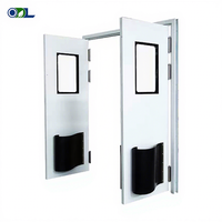 Porte industrielle à impact en acier inoxydable 304 avec plaques de protection, porte de circulation à double action pour zone de transformation alimentaire