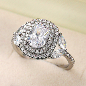 Anello con Cristalli Incastonati per Donne, Elegante e Impilabile, Accessorio Moda per Uso Quotidiano e Feste - Product Image 4