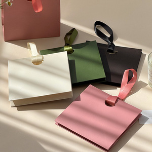Sacs cadeaux verts en gros, papier texturé, prêt à expédier, sacs en papier créatifs et bon marché pour l'emballage de bijoux, anneaux de pierres précieuses - Product Image 4