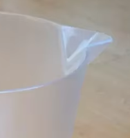 Tasse à mesurer en plastique à prix de gros avec marquages clairs en ML et poignée