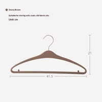 Nouvelle cintre moderne simple effet peau, à épaules larges, en PET, antidérapante et sans traces, pour suspendre les manteaux dans les boutiques de vêtements de luxe