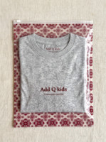 Sacs à fermeture éclair en EVA givré imprimés sur mesure avec logo rouge sur le devant et motif intégral sur le dos pour l'emballage de vêtements et de chaussettes