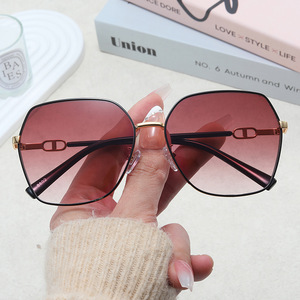 Lunettes de soleil pour femmes, monture en métal, protection UV400, verres en PC, couleur or, style tendance été, protection solaire, sorties, conduite - Product Image 2