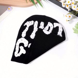 Bonnet en tricot jacquard automne-hiver avec lettres en strass, tendance, pour hommes et femmes, toutes occasions, avec strass - Product Image 4