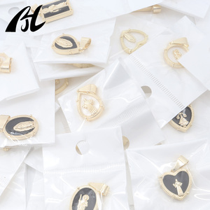 Liontin Virgin Mary and Saint Judas hitam dan putih tetesan minyak emas berlapis pengiriman acak untuk penggunaan agama - Product Image 5