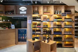 Estante de madera y Metal para vino, decoración de diseño Interior de tienda de vino, montaje de pared personalizado