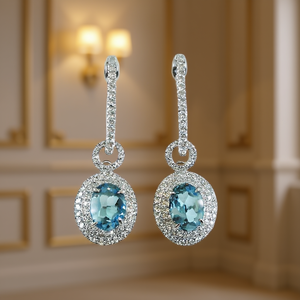 E4721 Orecchini pendenti in oro bianco con montatura a griffe con pietra di topazio, gioielli da sposa classici da donna - Product Image 2