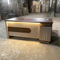 Bureau de direction élégant en forme de L avec armoire de rangement intégrée pour les bureaux d'entreprise