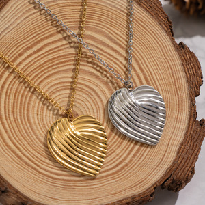 Collar con Forma de Corazón Texturizado YF8244 para Uso Diario Informal, Chapado en Oro de 18K, Acero Inoxidable Resistente al Agua - Product Image 1