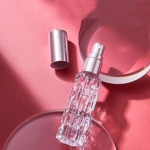 Sunshine Luxury Venta caliente 10ml Botella de perfume de vidrio con superficie almenada dorada con bomba de spray - Product Image 1