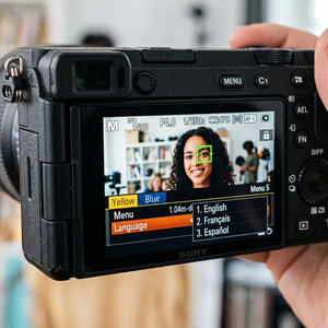 Appareil photo <span class=keywords><strong>Sony</strong></span> A6700 Alpha 6700 d'occasion avec objectif 50mm f/1.8, version globale multilingue, 4K 120p, AF IA, état impeccable, pack professionnel - Product Image 4