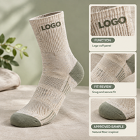 Chaussettes de sport respirantes pour la course, gris ivoire, avec maille ventilée, gestion de l'humidité, maintien du talon, bout plat et coussinets ciblés au niveau du mollet
