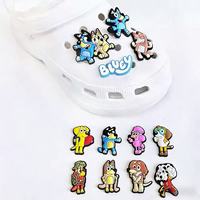 HY Wholesale Populaire Haute Qualité Breloques de Chaussures en PVC Thème Dessins Animés Classiques et Anime, Décorations de Chaussures Bleues pour Crocs