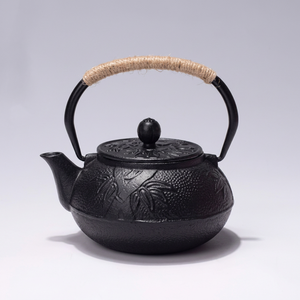 Théière traditionnelle chinoise en métal avec couvercle et poignée en bois, couleur noire - Product Image 1