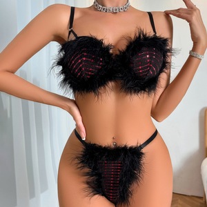 Sous-vêtements élégants en maille transparente à carreaux avec bordure en fourrure noire et détails contrastants - Product Image 1